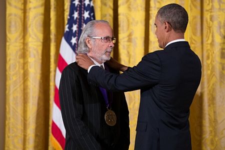 Herb Alpert wird von US-Präsident Obama mit der "Ehrenmedaille" ausgezeichnet. Quelle/Urheber: Offizielles Foto für das "Weiße Haus", erstellt von Pete Souza (siehe www.whitehouse.gov); Quelle: Wikimedia Commons