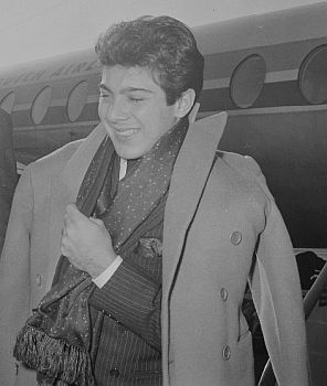 Paul Anka am 17. März 1957 bei Ankunft auf dem Flughafen Amsterdam Schiphol; Rechteinhaber: Nationaal Archief (Den Haag, Rijksfotoarchief; Bestandsnummer: 916-1874); Urheber/Fotograf: HarryPot / Anefo; Lizenz: CC0 (Verzicht auf das Copyright); Quelle: Wikimedia Commons (Ausschnitt des Originalfotos)