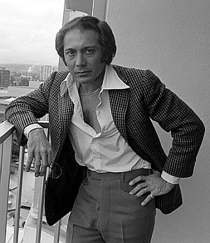 Paul Anka Ende M�rz 1975; Quelle: Wikimedia Commons (Ausschnitt des Originalfotos) von "UCLA Library Digital Collection";� Urheber: "Los Angeles Times"; Lizenz: CC BY 4.0 Deed