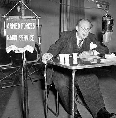 Lionel Barrymore im Studio des "Armed Forces Radio Service" (AFRS) in der Sendung "Concert Hall", ca. 1947; Quelle: Wikimedia Commons; Lizenz: gemeinfrei