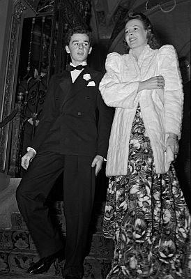 Freddie Bartholomew mit Schauspielerin Wendy Barrie am 11. Februar1940 in Los Angeles anlsslich einer Wohlttigkeits-Veranstaltung im "Biltmore Hotel"; Quelle: Wikimedia Commons von "UCLA Library Digital Collection"; Urheber: "Los Angeles Daily News"1); Lizenz: CC BY 4.0 Deed