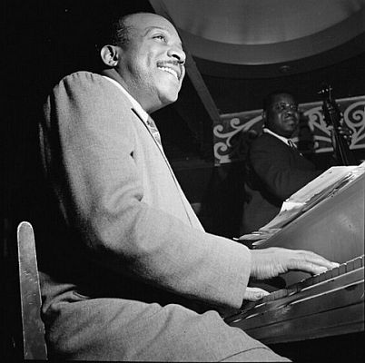Count Basie zwischen 1946 und 1948 im New Yorker Jazz-Club "Aquarium"; Urheber: William Paul Gottlieb (1917�2006); Quelle: Wikimedia Commons von "The Library of Congress" (ID: 2023867444); Lizenz; gemeinfrei