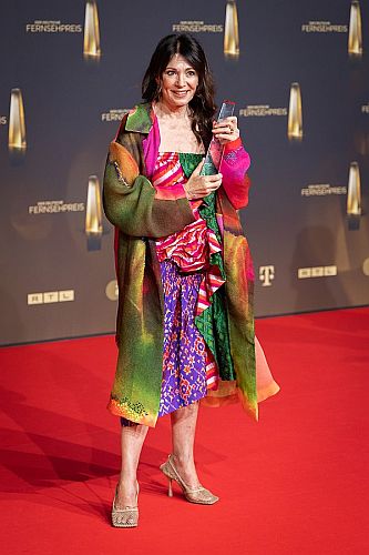 Iris Berben 2022 mit dem "Ehrenpreis" des "Deutschen Fernsehpreises"; Urheber: Wikimedia-User Superbass; Lizenz: CC-by-SA-4.0; Quelle: Wikimedia Commons