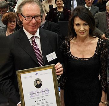 Iris Berben mit Johannes Aaron Seidler am 14.Februar 2013 anl�sslich der Verleihung des "Theodor-Lessing-Preises" im "Regionshaus Hannover"; Quelle: Wikimedia Commons (Ausschnitt des Originalfotos); Urheberin: Wikimedia-Userin Ilse Paul in Hannover; Lizenz: CC BY-SA 4.0
