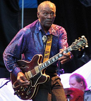 Chuck Berry am 18. Juli 2007 bei einem Konzert auf dem "Brunnsparken" in Örebro (Schweden); Urheber: Håkan Henriksson (Wikimedia-User Narking); Lizenz: CC BY 3.0; Quelle: Wikimedia Commons