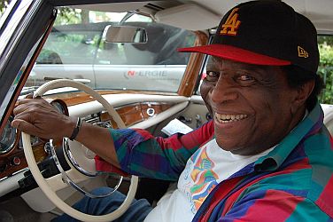 Roberto Blanco Anfang Juni 2017 als Teilnehmer der Oldtimerrallye "ZF Sachs Franken Classic 2017" in Bad Kissingen; Urheber: Sigismund von Dobschtz; Lizenz:CC BY 3.0; Quelle: Wikimedia Commons