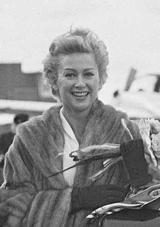 Martine Carol im September 1955 bei ihrer Ankunft auf dem Flughafen Amsterdam-Schiphol; Rechteinhaber: Nationaal Archief (Den Haag, Rijksfotoarchief; Bestandsnummer: 907-3551); Urheber/Fotograf: Bilsen, Joop van / Anefo; Quelle: Wikimedia Commons; Lizenz:  CC BY-SA 3.0 NL