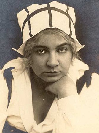 Rollenfoto von Lina Carstens, fotografiert von Selma Genthe1) (1877 – 1939); Quelle: Stadtgeschichtliches Museum Leipzig bzw. Wikimedia Commons; Lizenz: Gemeinfreiheit