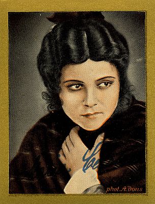 Abbildung Maria Cebotari auf einem Sammelbild aus der Serie "B�hnenstars und ihre Autogramme", die 1933 den "Gold-Saba"-Zigaretten der "Garbaty"-Zigarettenfabrik von Josef Garb�ty beilagen. Urheber: Fotograf Adolf Dous, Dresden; Quelle: Wikimedia Commons: Lizenz: gemeinfrei