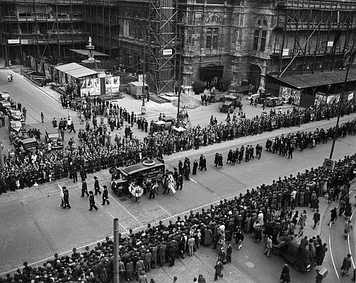 Trauerzug f�r Maria�Cebotari auf der Wiener "Ringstra�e" am 13. Juni 1949; Quelle: Wikimedia Commons von der �sterreichischen Nationalbibliothek (�NB); K�rperschaft: "United States Information Service" (USIS); Signatur: US 8620 POR MAG