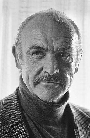 Sean Connery 1983 bei der Ankunft auf dem Flughafen Amsterdam-Schiphol; Rechteinhaber: Nationaal Archief (Den Haag, Rijksfotoarchief; Bestandsnummer: 934-7242); Urheber/Fotograf: Rob Bogaerts / Anefo; Quelle: Wikimedia Commons; Lizenz: CC BY-SA 3.0 NL bzw. CC0 (Verzicht auf das Copyright)