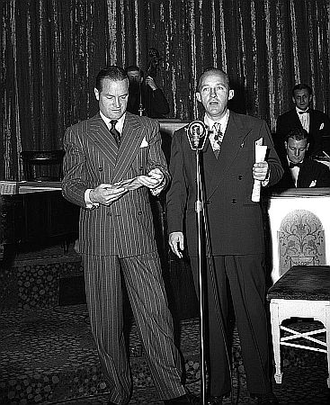 Bob Hope und Bing Crosby Ende Dezember 1944 bei einem Auftritt in Los Angeles; Quelle: Wikimedia Commons von "UCLA Library Digital Collection"; Urheber: "Los Angeles Times"; Lizenz: CC BY 4.0 Deed