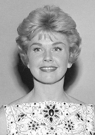 Doris Day am 26. März 1958 anlässlich der "Oscar"-Verleihung; Quelle: Wikimedia Commons (Ausschnitt von Originalfoto) von "UCLA Library Digital Collection"; Urheber: "Los Angeles Times"; Lizenz: CC BY 4.0 Deed