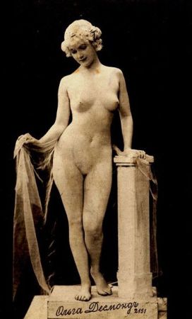 Olga Desmond als lebende Marmor-Skulptur, vermutlich 1908 in St. Petersburg; Urheber: Unbekannt; alte russische Postkarte; Quelle: Wikipedia bzw. Wikimedia Commons
