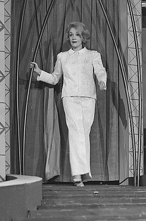 Marlene Dietrich bei der "Grand Gala du Disque Populaire" am 12. Oktober 1963 im Kurhaus Scheveningen; Rechteinhaber: Nationaal Archief (Den Haag, Rijksfotoarchief; Bestandsnummer: 915-6290); Urheber/Fotograf: Koch, Eric / Anefo; Quelle: Wikimedia Commons; Lizenz: www.gahetna.nl/over-ons/open-data / CC BY-SA 3.0 NL 