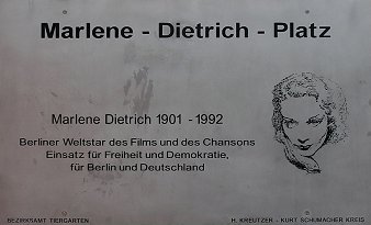 Gedenktafel für Marlene Dietrich am "Marlene-Dietrich-Platzes" in Berlin-Tiergarten; Quelle: Wikimedia Commons; Urheber: Wikimedia-User OTFW, Berlin; Lizenz: CC BY-SA 3.0