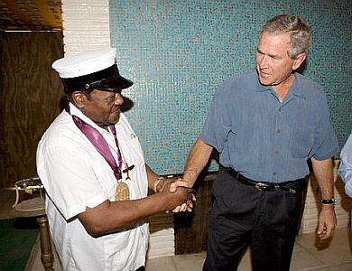US-Pr�sident George�W.�Bush, der Fats Domino das Duplikat der "National Medal of Arts" �berreichte; Urheber: "Wei�e Haus"-Fotograf Eric Draper; Lizenz: gemeinfrei; Quelle: Wikimedia Comons von whitehouse.gov