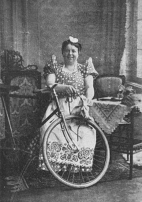 Josefine Dora 1907 (oder früher) in der Zeitschrift "Berliner Leben" (Heft 01, 1907); Urheber: Unbekannter Fotograf der Epoche