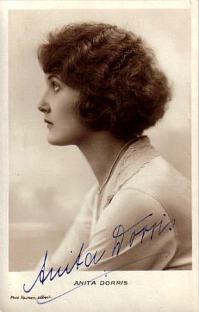 Anita Dorris auf einer Fotografie von Wilhelm Paulsen (verstorben 1920/21); Quelle: Wikipedia; Photo-Postkarte (Autogrammkarte)