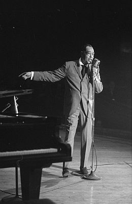 Duke Ellington am 3. März 1964 während eines Konzerts in der Genfer "Victoria Hall"; Urheber: Hans Gerber/"Comet Photo" ("Comet Photo AG", Zürich); dieses Bild stammt aus der Sammlung (Bildarchiv) der ETH-Bibliothek und wurde auf Wikimedia Commons im Rahmen einer Kooperation mit Wikimedia CH veröffentlicht; Quelle: www.e-pics.ethz.ch; (Com_L13-0030-0001-0006.tif); Lizenz: CC BY-SA 4.0