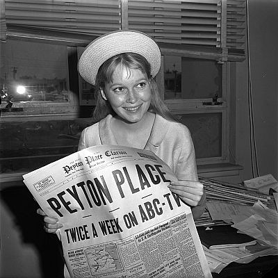 Mia Farrow Mitte Juni 1964; Quelle: Wikimedia Commons von "UCLA Library Digital Collection"; Urheber: "Los Angeles Times"; Lizenz: CC BY 4.0 Deed
