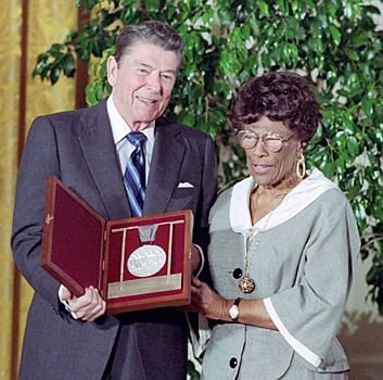 US-Pr�sident Ronald Reagan verleiht Ella Fitzgerald am 18. Juni 1987 die National�Medal�of�Arts" Urheber: "White House" / "Ronald Reagan Presidential Library"; Quelle: Wikimedia Commons von reaganlibrary.gov; Lizenz: gemeinfrei