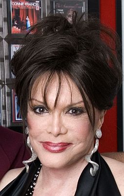 Connie Francis 2011 (Ausschnitt des Originalfotos: David H. Roth & Connie Francis); Urheber: Davidateden; Lizenz: gemeinfrei; Quelle: Wikimedia Commons