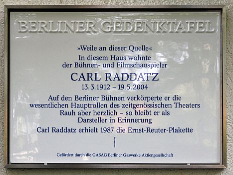 Berliner Gedenktafel, Carl Raddatz (Am Schülerheim 6, Berlin-Dahlem); Urheber: OTFW, Berlin; Lizenz: CC BY-SA 3.0; Quelle: Wikimedia Commons