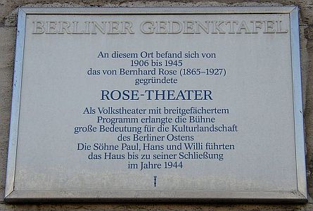 Berliner Gedenktafel für das "Rose-Theater" (Karl-Marx-Allee 78–84, Berlin-Friedrichshain); Urheberin: Doris Antony, Berlin; Quelle: Wikipedia bzw. Wikimedia Commons; Lizenz: CC-BY-SA-2.5