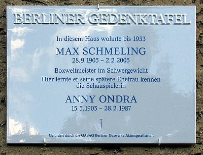 Berliner Gedenktafel Max Schmeling und Anny Ondra; Brixplatz 9, Berlin-Westend; Quelle: Wikipedia bzw. Wikimedia Commons; Urheber: Wikimedia-Benutzer OTFW, Berlin; Lizenz CC-BY-SA 3.0.