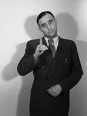 Walter Gross 1939 im "Kabarett der Komiker"; Urheber: Willy Pragher; Lizenz: CC BY 3.0; Quelle: Deutsche Digitale Bibliothek bzw. Wikimedia Commons