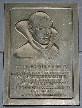 Gustaf Gründgens-Plakette; Quelle: Wikimedia Commons; Urheber: Wikimedia-Nutzer Nicola; Lizenz: CC BY-SA 4.0