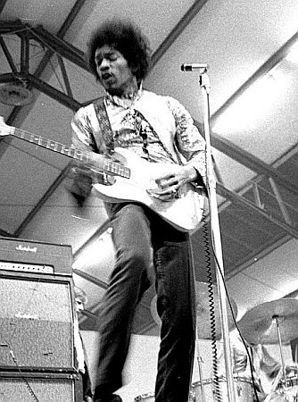Jimi Hendrix am 10.11.1967 im Veranstaltungszentrum "Rotterdam Ahoy" im niederl�ndischenRotterdam; Urheber: Ary Groeneveld (1926�1992): Quelle: Wikimedia Commons (Ausschnitt des Originalfotos (20715-6-32); Rechteinhaber: Stadsarchief Rotterdam; Lizenz: CC0 1.0 (Verzicht auf das Copyright)