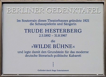 Gedenktafel für Trude Hesterberg am Haus in der Kantstraß 12 im Berliner Ortsteil Charlottenburg; Urheber: OTFW, Berlin; Lizenz: CC BY 3.0; Quelle:  Wikimedia Commons