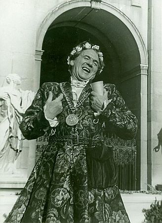 Attila Hörbiger 1947 als "Jedermann"; Urheber: Archiv der Salzburger Festspiele; Foto Doliwa; Quelle: www.salzburgerfestspiele.at bzw. Wikimedia Commons; Lizenz: CC BY 3.0