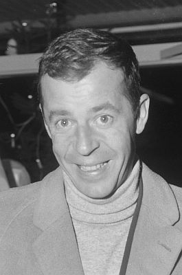 Chris Howland am 20. Dezember 1965 bei der Ankunft auf dem Flughafen Amsterdam Schiphol: Rechteinhaber: Nationaal Archief (Den Haag, Rijksfotoarchief; Bestandsnummer: 918-5890); Urheber/Fotograf: Joop van Bilsen / Anefo; Quelle: Wikimedia Commons; Ausschnitt des Originalfotos; Lizenz: CC0 1.0 (Verzicht auf das Copyright)