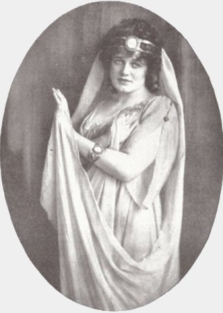 Maria Jeritza (spätestens 1917) als "Ariadne"; Urheber: Franz Xaver Setzer (1886 – 1939); Quelle: "Sport & Salon" (Bd. 21, Nr. 6, S. 15; 04.02.1917); bzw. Wikimedia Commons
