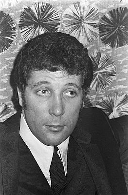 Tom Jones am 5. Dezember 1967 vor einem Auftritt im niederl�ndischen Fernsehen; Rechteinhaber: Nationaal Archief)�(Den Haag, Rijksfotoarchief; Bestandsnummer: 920-9037); Urheber/Fotograf: Ron Kroon / Anefo; Quelle: Wikimedia Commons; Lizenz:  CC0 1.0 (Verzicht auf das Copyright)