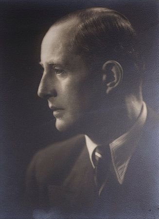 Der Schauspieler Bruno Kastner Anfang der 1930er Jahre; Urheber: Gregory Harlip (?1945); Quelle: Wikimedia Commons; Lizenz: gemeinfrei