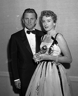 Deborah Kerr und Kirk Douglas anlsslich der "Golden Globe"-Verleihung am 28. Februar 1957; Quelle: Wikimedia Commons von "UCLA Library Digital Collection"; Urheber: "Los Angeles Times"; Lizenz: CC BY 4.0 Deed