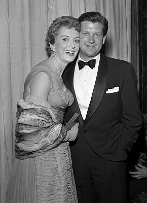 Deborah Kerr und Ehemann Anthony Bartley anlsslich der "Oscar"-Verleihung am 27. Mrz 1957; Quelle: Wikimedia Commons von "UCLA Library Digital Collection"; Urheber: "Los Angeles Times"; Lizenz: CC BY 4.0 Deed  