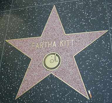 "Stern" f�r Eartha Kitt�auf dem "Hollywood��Walk�of�Fame"; Urheber des Fotos: Wikimedia-User sailko; Lizenz: CC BY-SA 3.0; Quelle: Wikimedia Commons