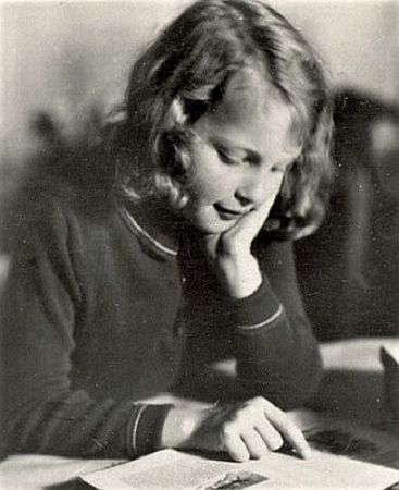 Inge Landgut etwa im Alter von acht Jahren; Urheber: Fotoatelier "Zander & Labisch"  (Albert Zander u. Siegmund Labisch (1863–1942)); Quelle: Wikimedia Commons; Lizenz: gemeinfrei