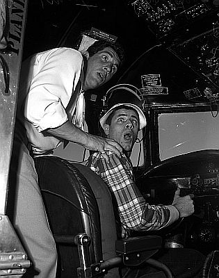 Dean Martin und Jerry Lewis ca. 1950; Quelle: Wikimedia Commons von "UCLA Library Digital Collection"; Urheber: "Los Angeles Daily News"; Lizenz: CC BY 4.0 Deed