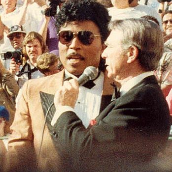Little Richard wird am 11. April 1988 anl�sslich der "Oscar"-Verleihung auf dem "Roten Teppich" von dem "Variety"-Kolumnisten Army Archerd (1922�2009) interviewt; Urheber: Alan Light; Lizenz: CC BY 2.0; Quelle: Wikimedia Commons