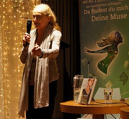 Erni Mangold am 24. November 2011 anlässlich der Präsentation ihrer Memoiren; Ausschnitt des Original-Fotos; Urheber: Wolfgang H. Wögerer (Wien, Österreich); Lizenz CC-BY-3.0; Quelle: Wikimedia Commons