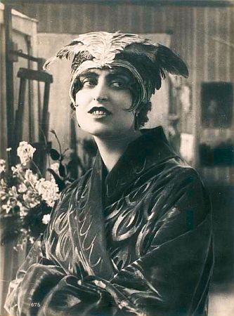 Pina Menichelli in "Il fuoco" (1915, "Das Feuer"); Urheber: Itala film1); Quelle: Wikimedia Commons; Lizenz: gemeinfrei
