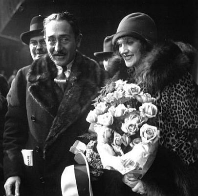 Adolphe Menjou und Kathryn Carver kurz vor ihrer Hochzeit in Paris 1928; Quelle: Bibliothèque nationale de France bzw. Wikimedia Commons; Urheber: Agence de presse Meurisse