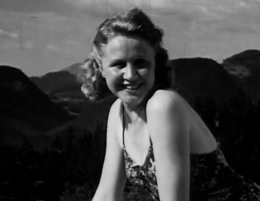 Else von Möllendorff um 1938 auf der Terrasse des Berghofs, Landhaus Adolf Hitlers am Obersalzberg (Berchtesgaden), aufgenommen bzw. gefilmt von Eva Braun (1912-1945); Quelle: Wikimedia Commons; Lizenz: gemeinfrei