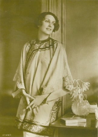Erna Morena 1935; Urheber: Wanda von Debschitz-Kunowski (1870 – 1935); Quelle: Wikipedia bzw. Wikimedia Commons; Ross-Karte Nr. 3149/1